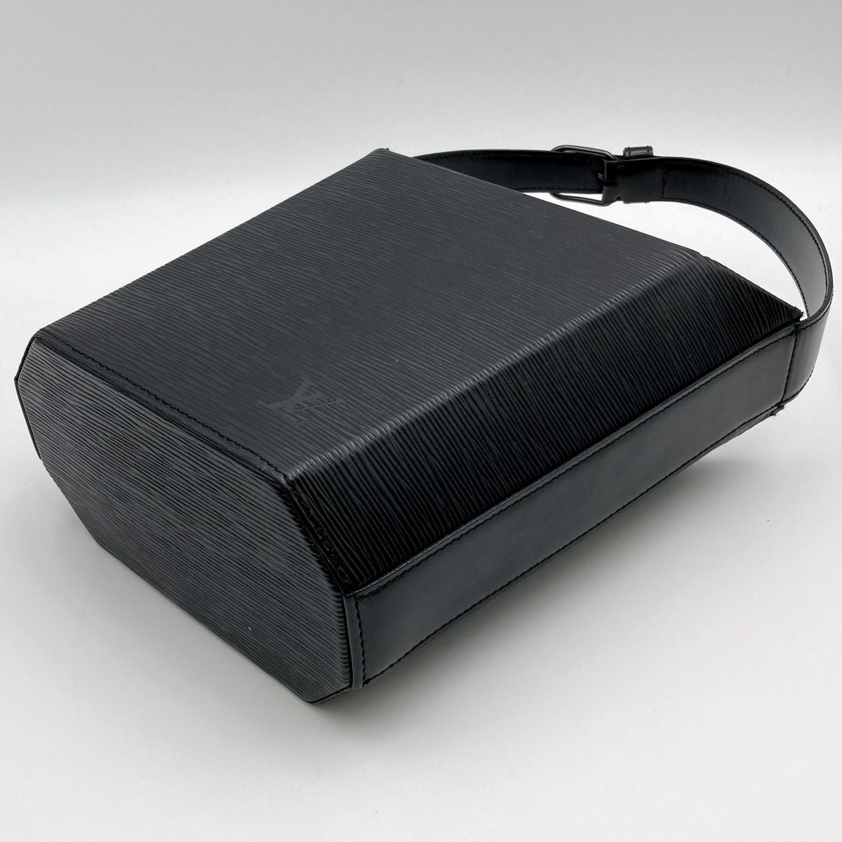 Louis Vuitton M80161/Sac Sau Epi Noir Handbag in Black Leather